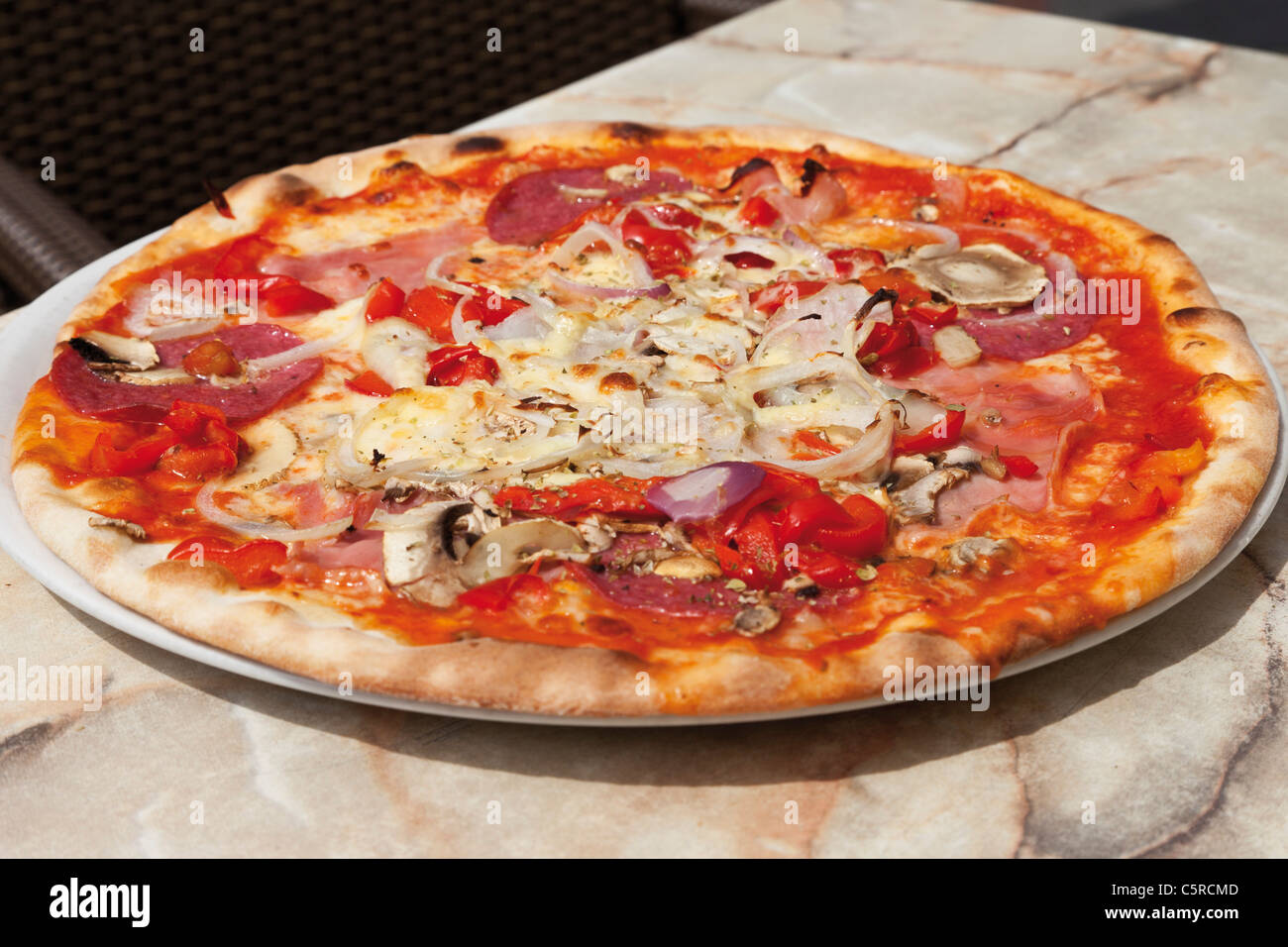 Close up Ariecchino pizza preparata con mozzarella, funghi, bollito di prosciutto, salame e cipolle Foto Stock