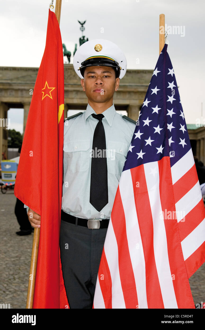 Germania, Berlino, soldato americano nella parte anteriore del Brandenburger Tor, ritratto Foto Stock
