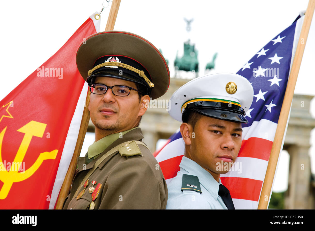 Germania Berlino, Russo e soldato americano in parte anteriore del Brandenburger Tor, ritratto, close-up Foto Stock