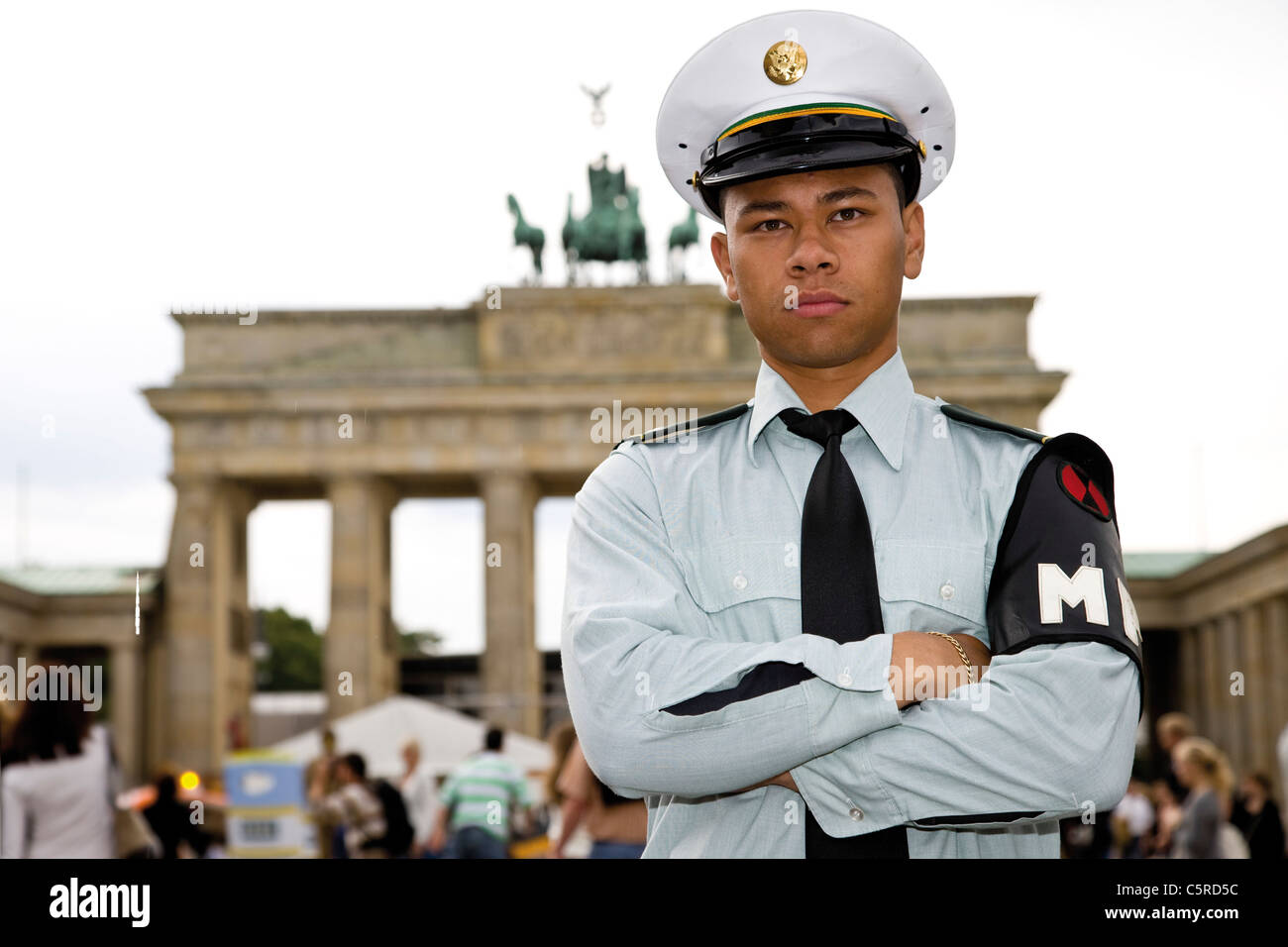 Germania, Berlino, soldato americano nella parte anteriore del Brandenburger Tor, ritratto, close-up Foto Stock