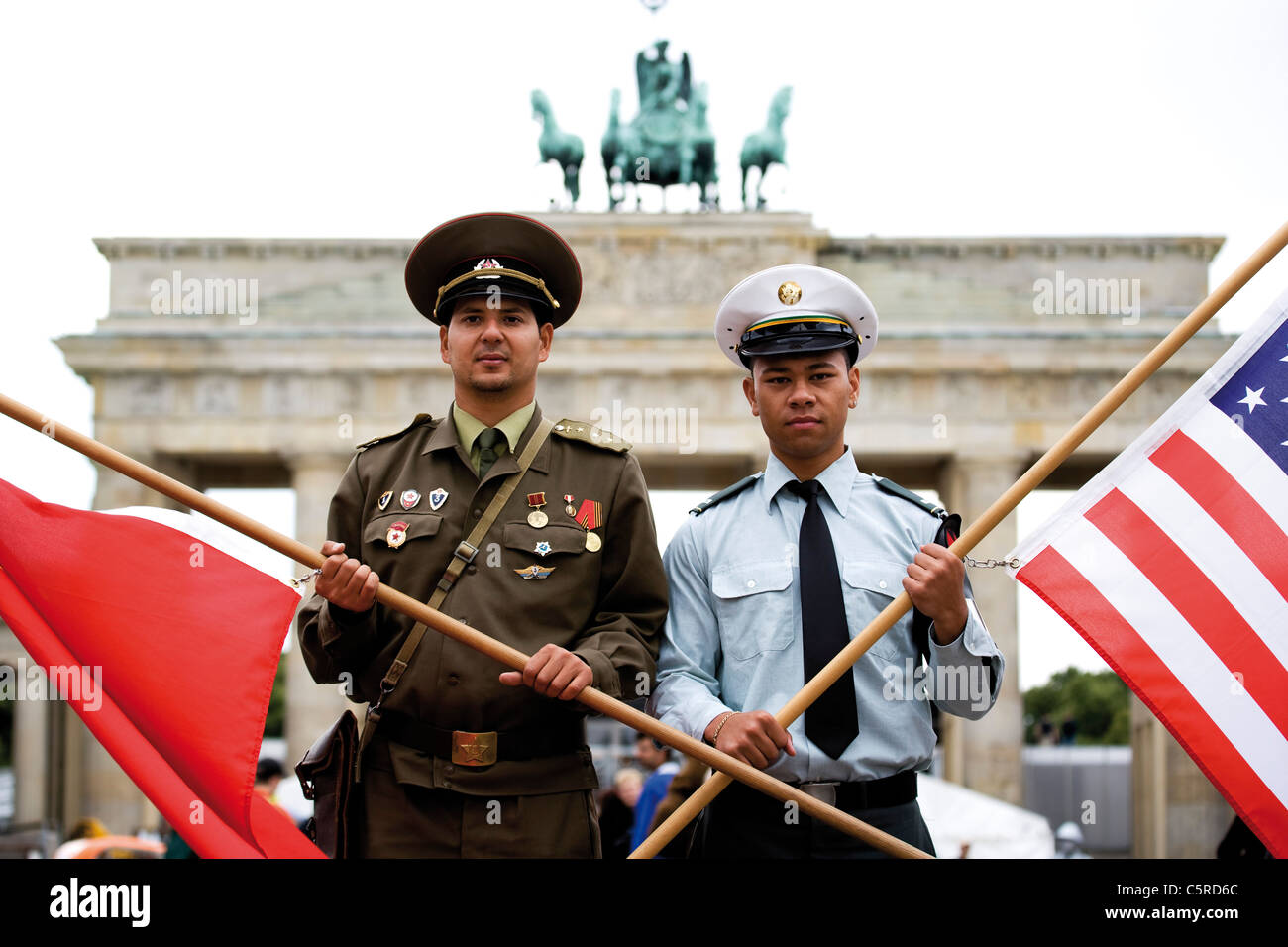 Germania Berlino, Russo e soldato americano di fronte Brandeburger Tor Foto Stock