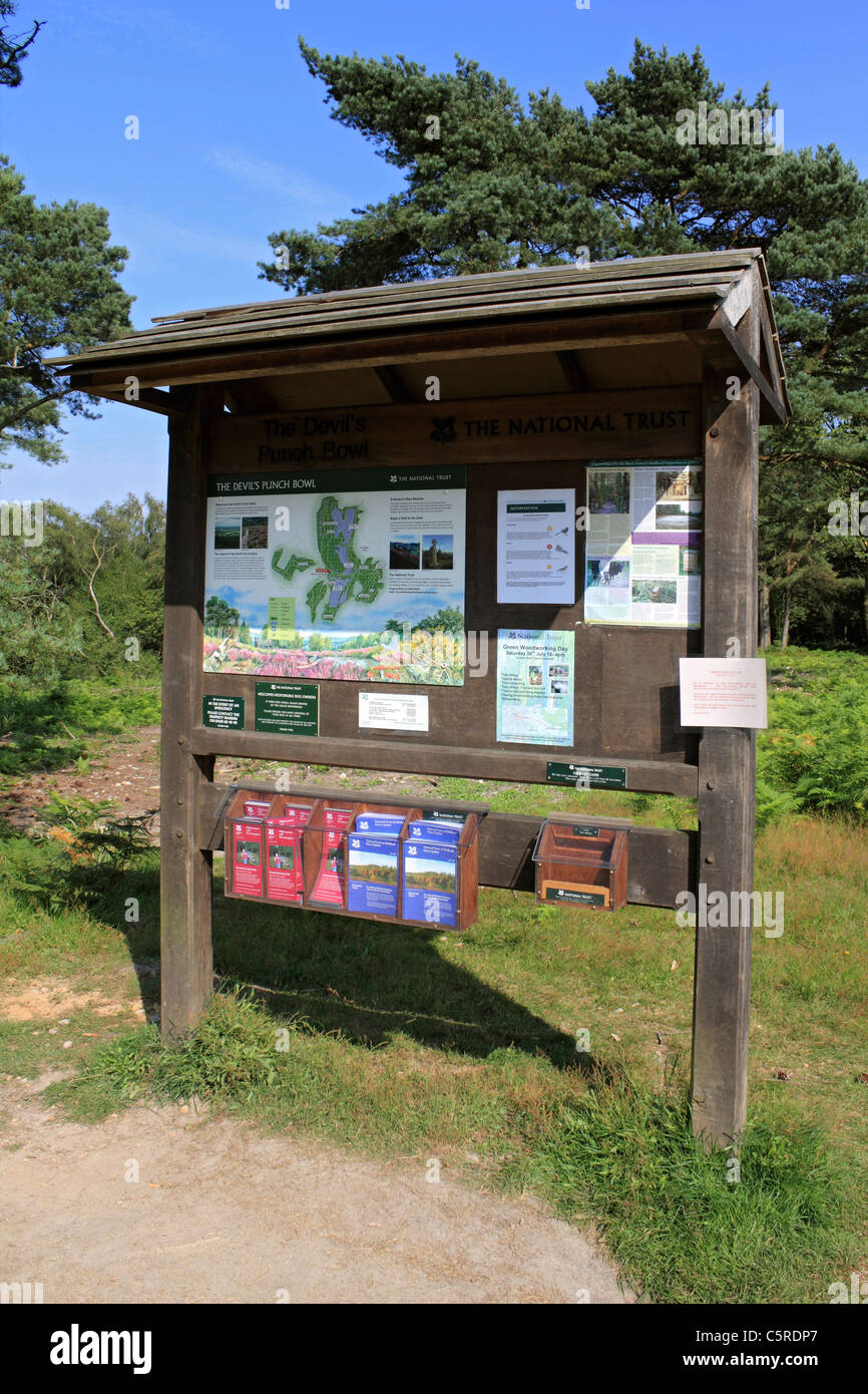 NT information board Devil's Punch Bowl, Hindhead Surrey in Inghilterra REGNO UNITO Foto Stock