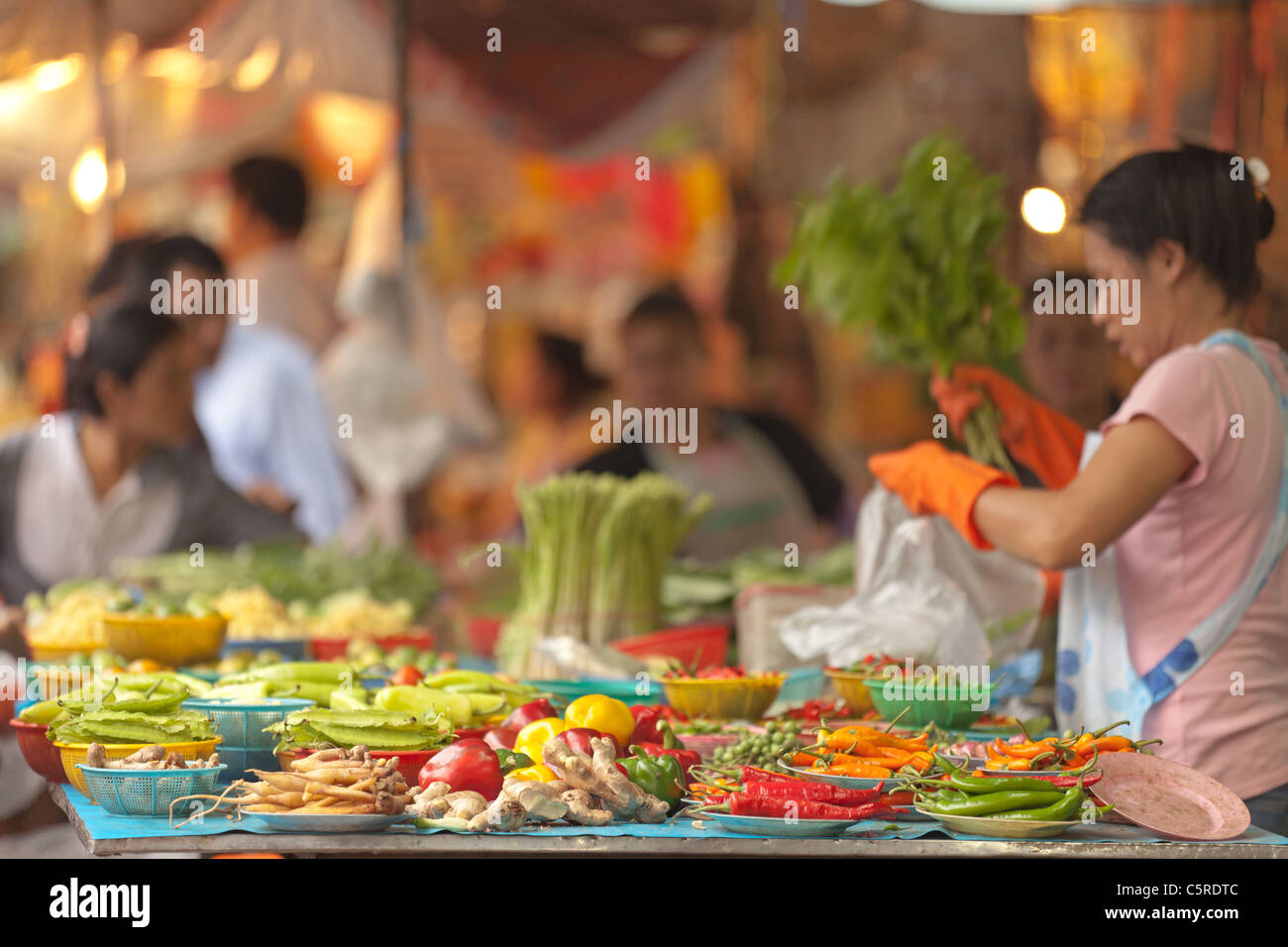 Tradizionale mercato di strada a Bangkok, vegetali e di stallo donna venditore, Thailandia Foto Stock
