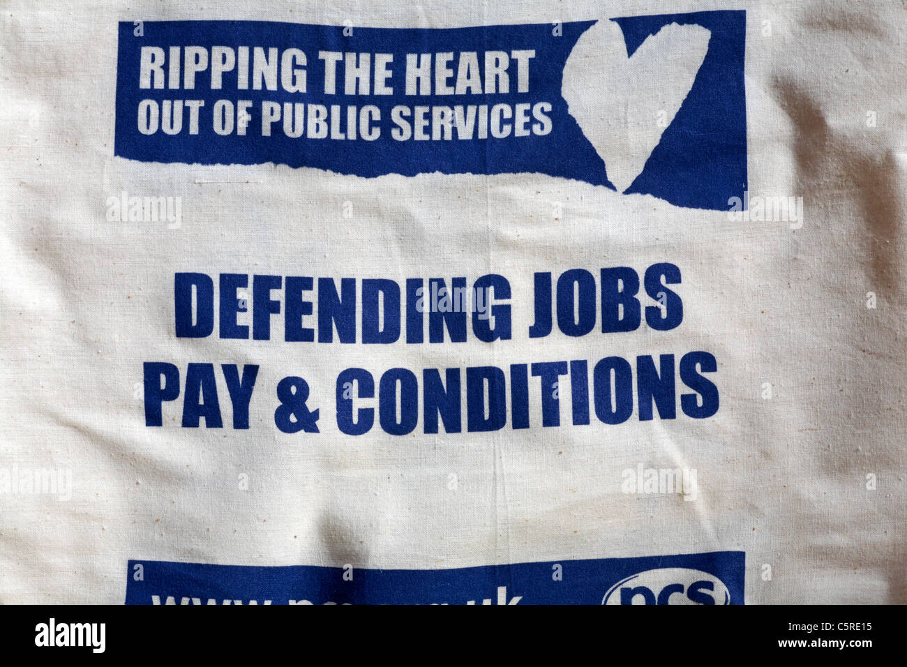 Close up di dettaglio sulla borsa di tela - strappa il cuore dei servizi pubblici - difesa lavori pagano & condizioni Foto Stock