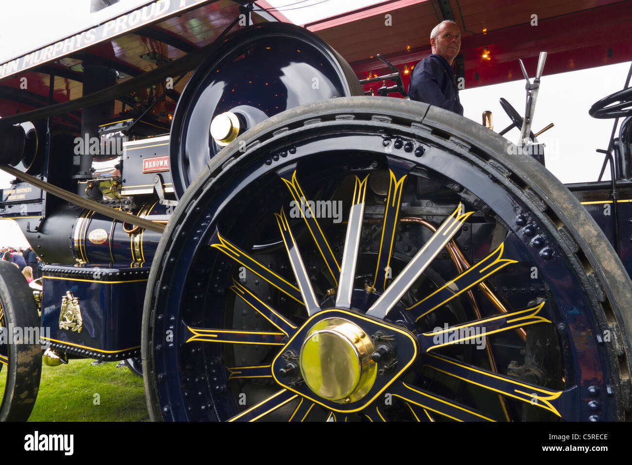 Il conducente di un motore di trazione a Sandringham Flower Show 2011. Foto Stock