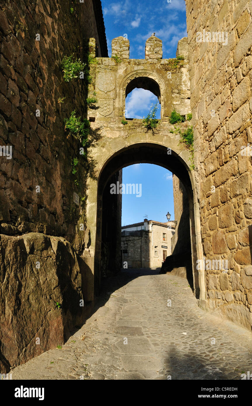 L'Europa, Spagna Estremadura, Trujillo, Vista del vecchio centro medievale citygate Foto Stock