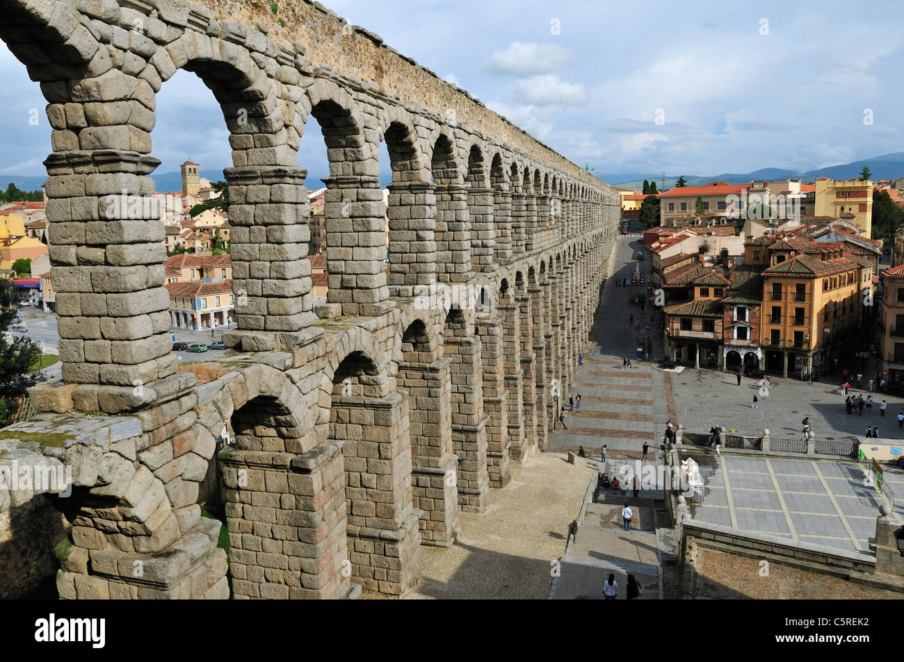 Europa Spagna Castiglia e Leon, Segovia, vista del paesaggio urbano attraverso acquedotto romano Foto Stock