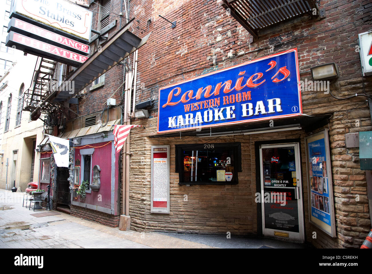 Lonnies camera occidentale un karaoke bar e il maneggio di ottone in stampanti alley Nashville Tennessee USA Foto Stock