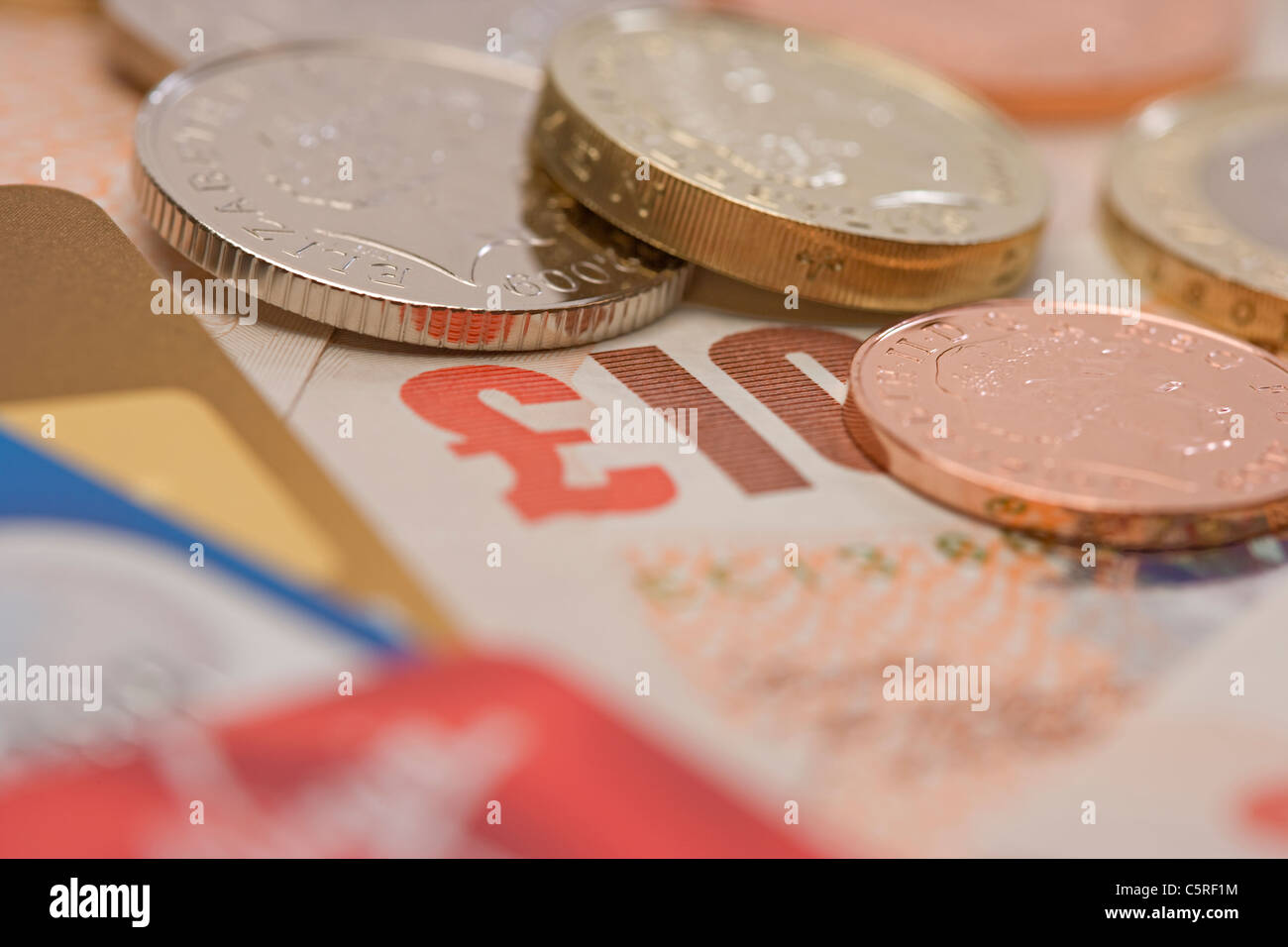 Close up inglese coniare monete, pound note e carte di credito Foto Stock