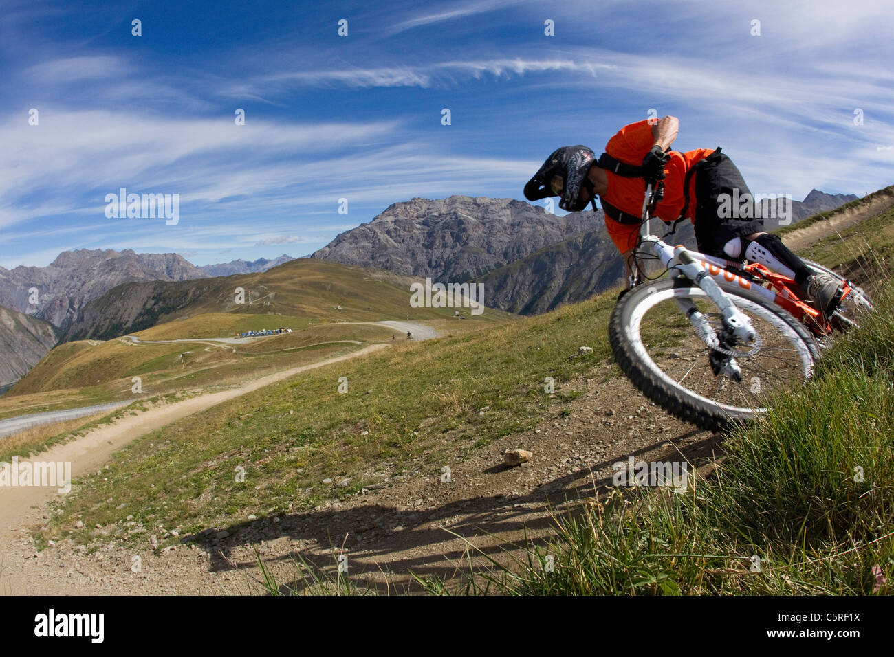 L'Italia, Livigno, vista l'uomo libero equitazione mountain bike downhill Foto Stock