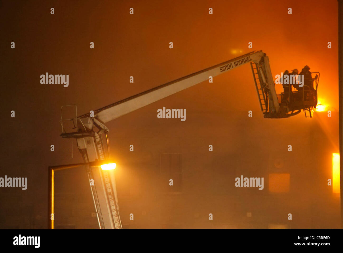 Vigili del fuoco combattono la fiammata che ha causato ingenti danni alla Cittã Vecchia di Edimburgo, compreso il palloncino dorato Festival Luogo, 2002 Foto Stock