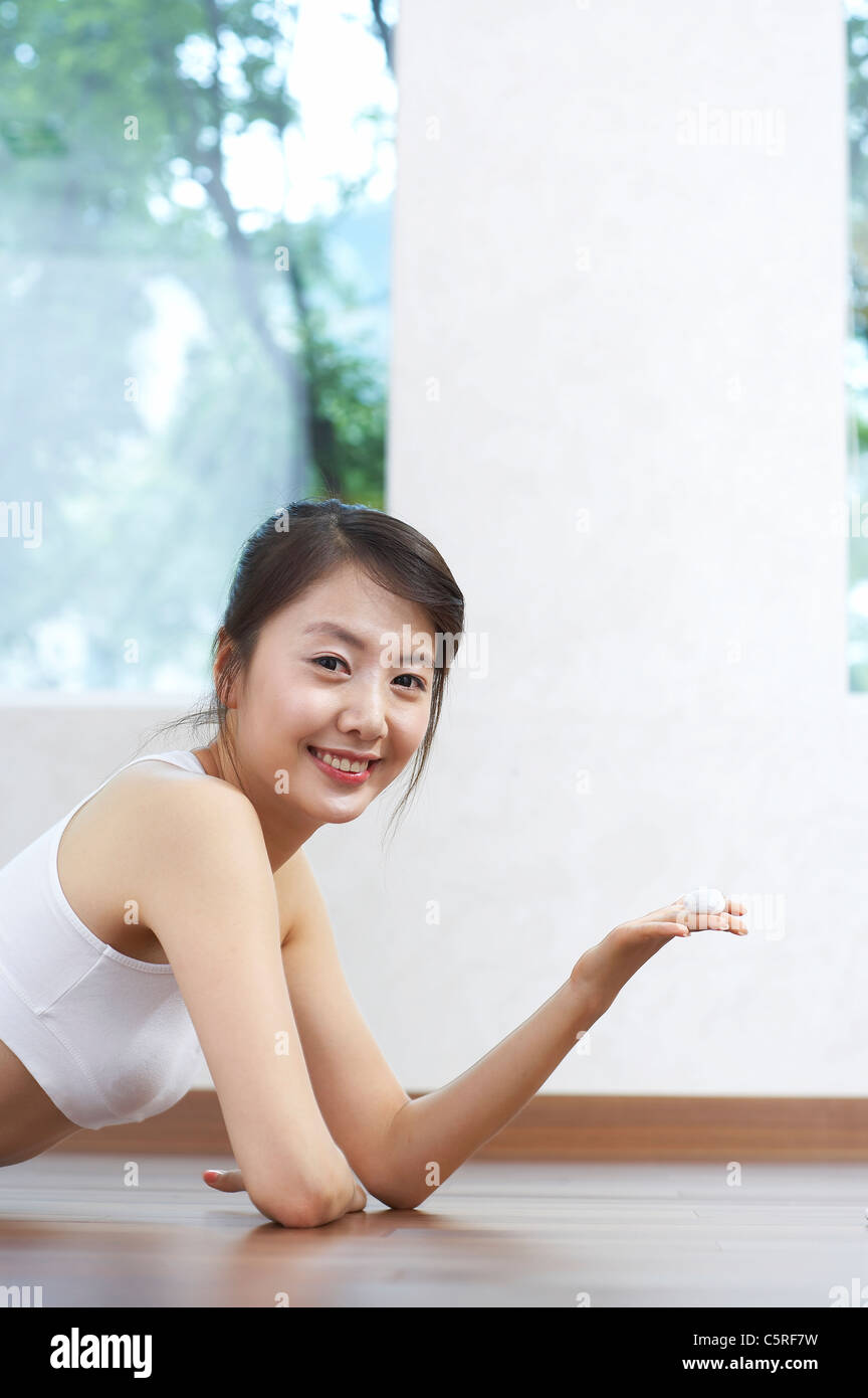 Una donna di contenimento in pietra bianca Foto Stock