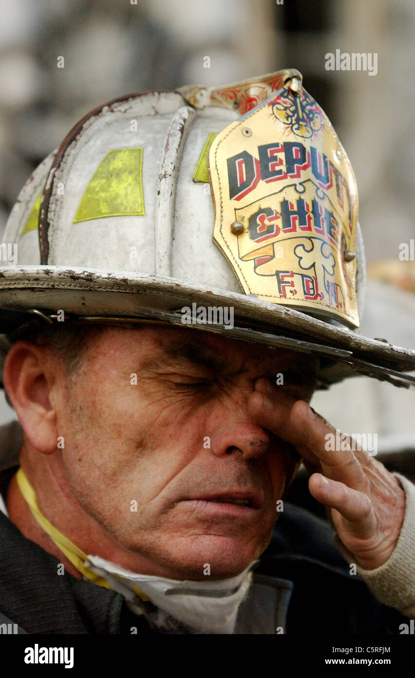 Fireman asciuga una lacrima a ground zero, World Trade Center seguenti 911 attacchi terroristici Foto Stock