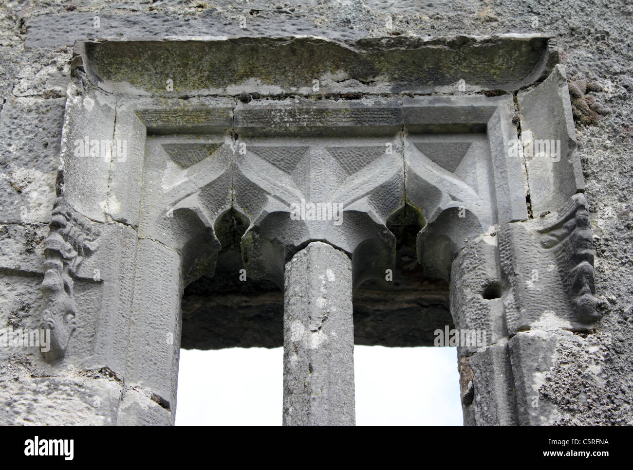 Finestre gotiche, Kilfenora Cathedral, County Clare, Irlanda Foto Stock