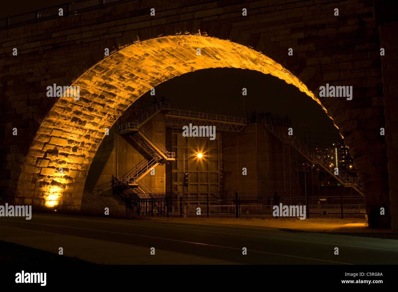 Bloccare e diga incorniciata da pietra il ponte di arco a saint Anthony Falls del fiume Mississippi in Minneapolis Foto Stock