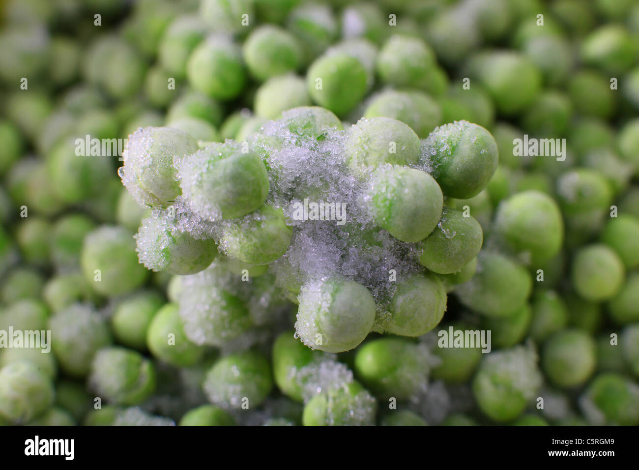 In primo piano i piselli congelati. Foto Stock