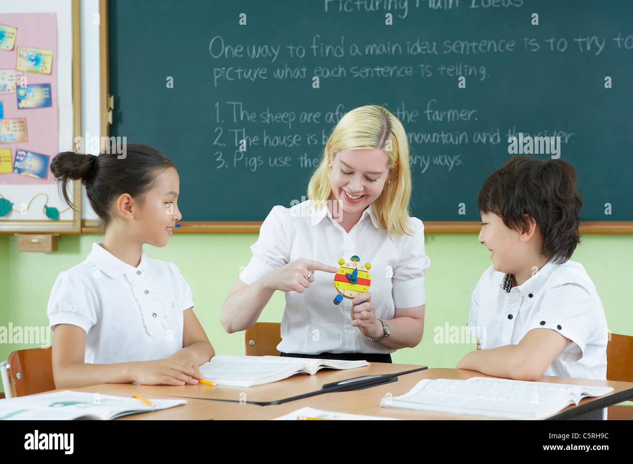 Un maestro che insegna agli studenti Foto Stock