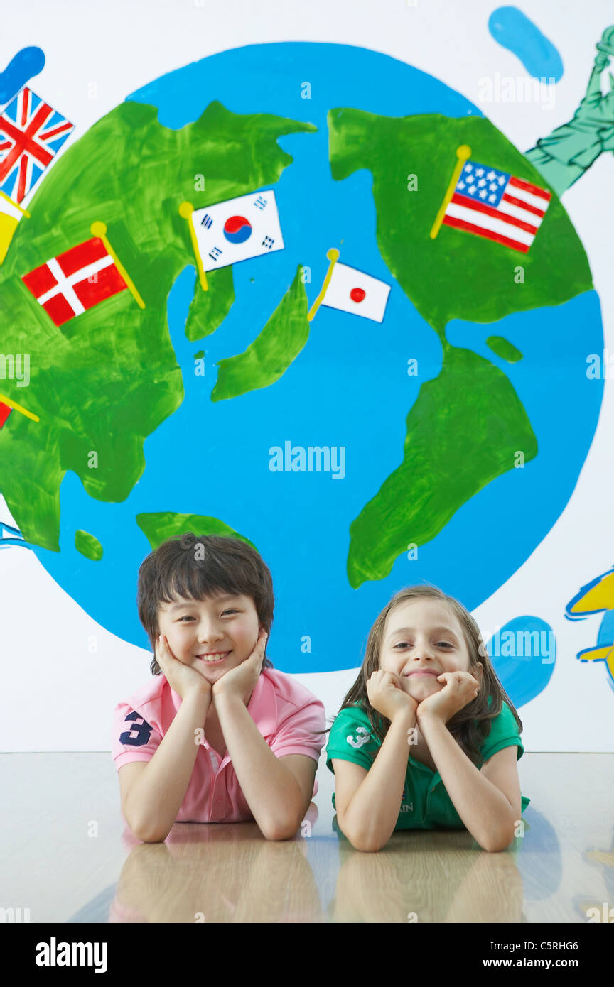 Due studenti che giacciono sul loro stomaco Foto Stock