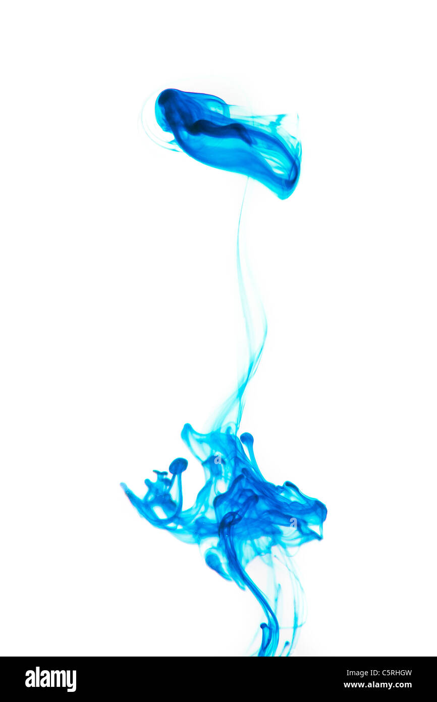 Un wisp di blu brillante inchiostro contro uno sfondo bianco Foto Stock