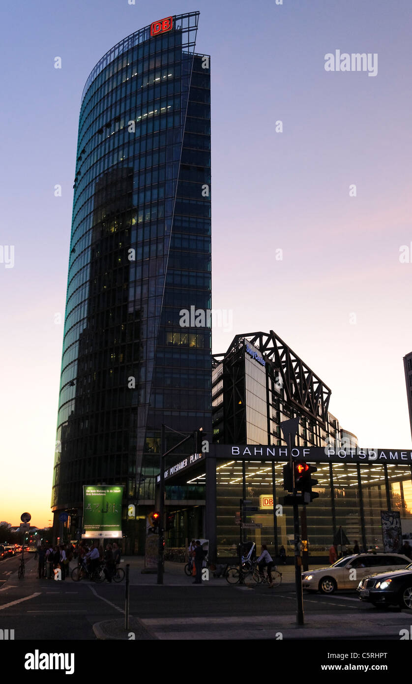 Torre di Deutsche Bahn AG, crepuscolo, Potsdamer Platz, Potsdam Square, Berlino, Germania, Europa Foto Stock