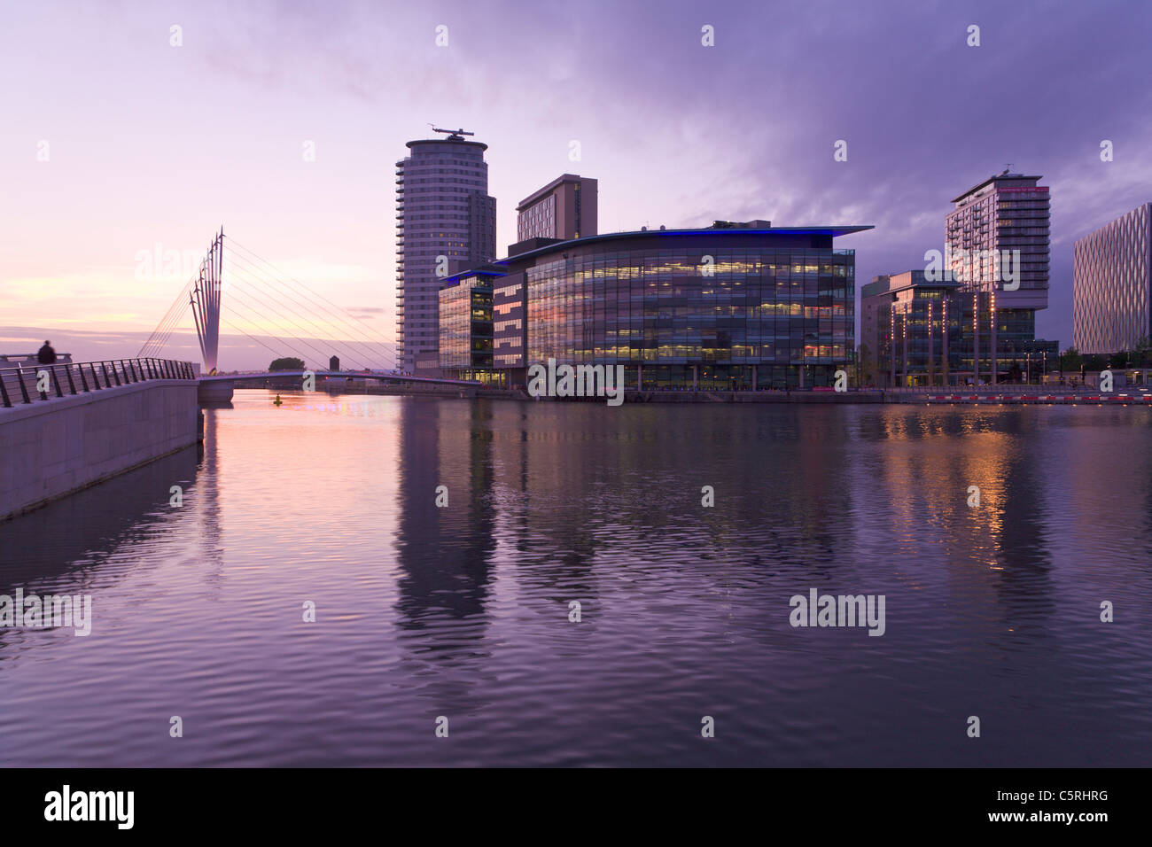 Media City di notte, Salford Quays, Manchester, Inghilterra Foto Stock