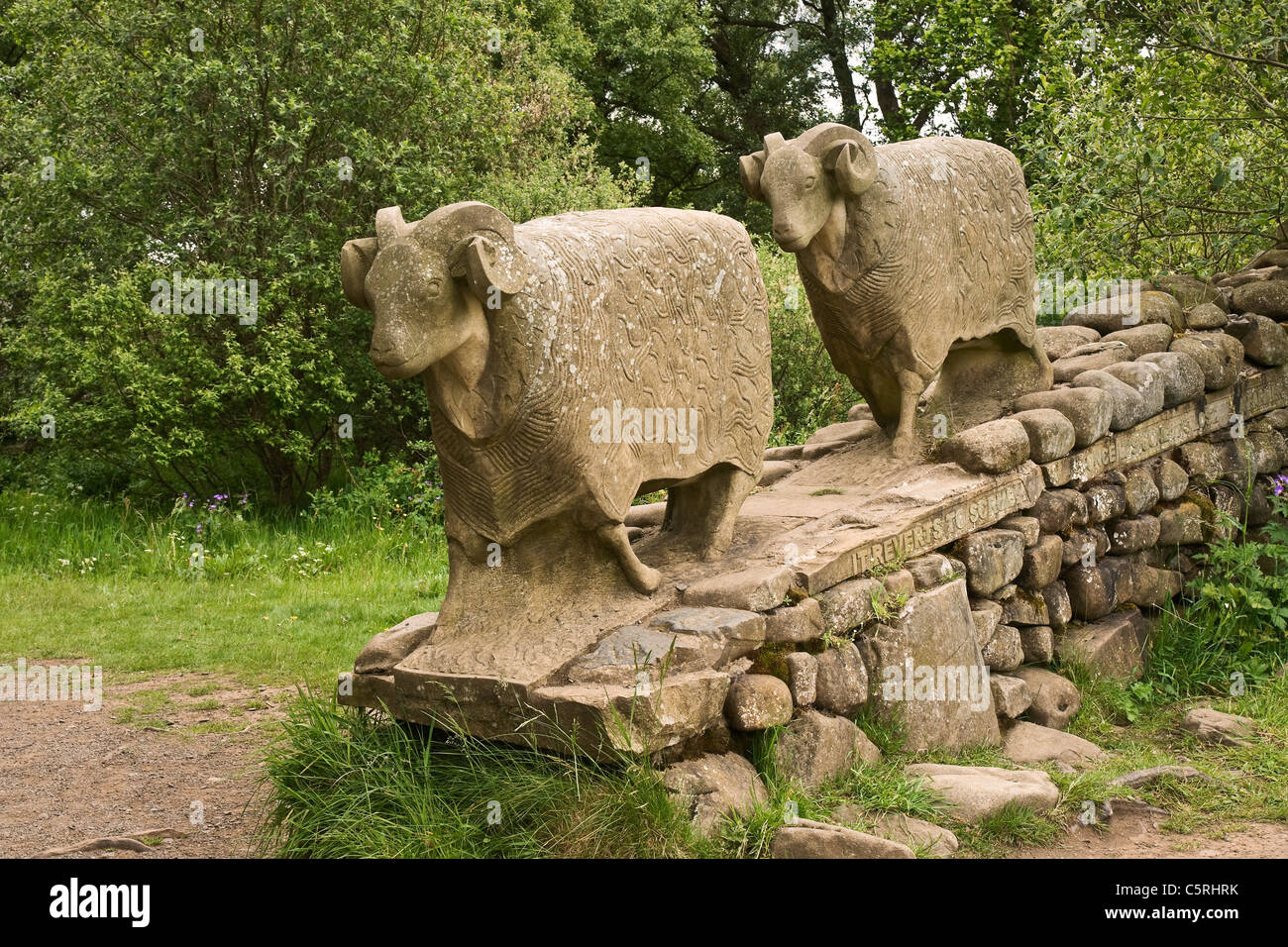 Pecora di pietra scultura a bassa forza, Teesdale. Il sentiero è il modo Teesdale sul tratto tra la bassa forza e forza elevata. Foto Stock