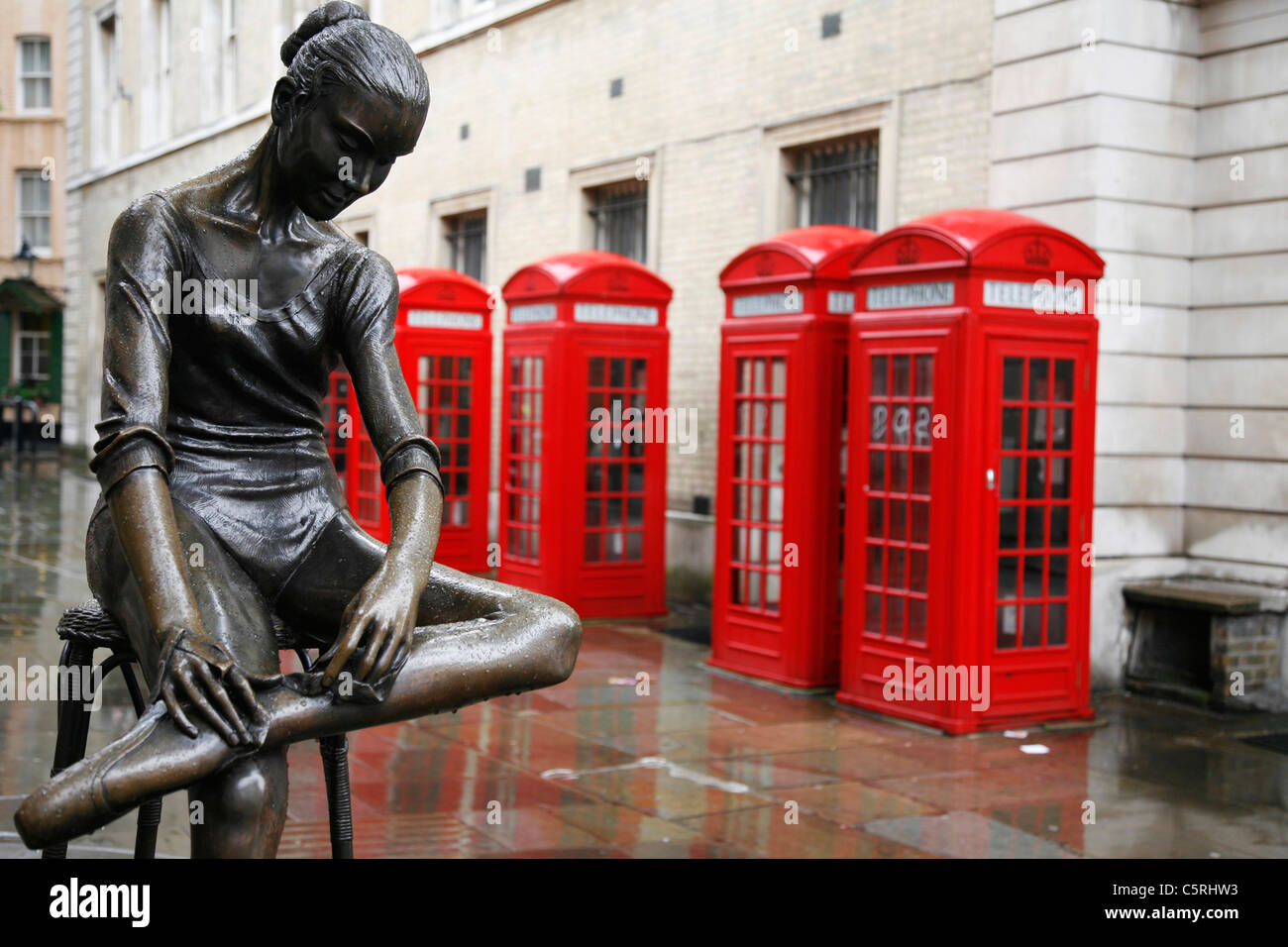 La statua del "giovane ballerino' da Enzo Plazotta (1921- 1981) a Londra, Inghilterra. Foto Stock