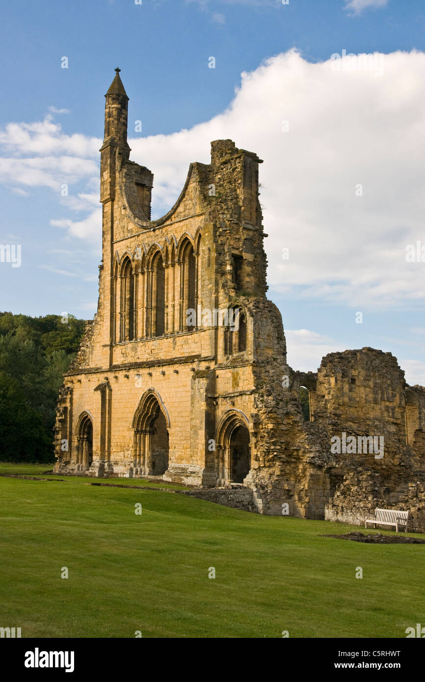 Abbazia di Byland, North Yorkshire. Mostra la parete ovest della Abbazia di sera la luce del sole. Foto Stock