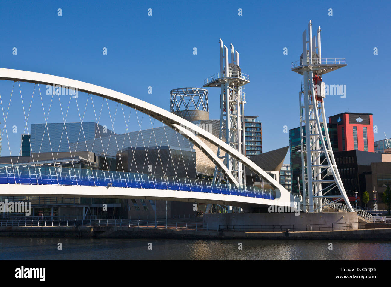 Lowry Centre e il Millennium Bridge, Salford Quays, Manchester, Inghilterra Foto Stock