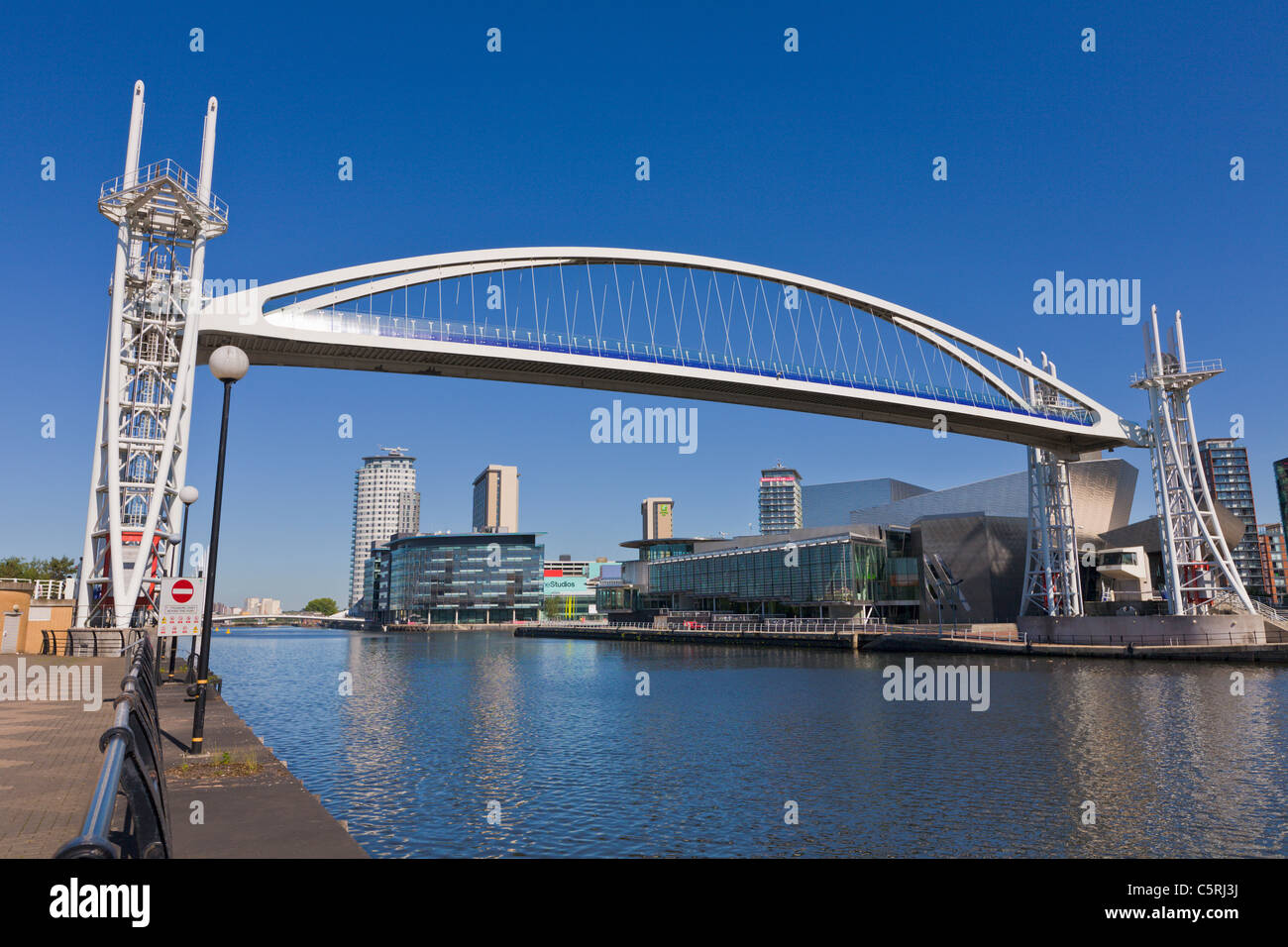 Lowry Centre e il Millennium Bridge, Salford Quays, Manchester, Inghilterra Foto Stock