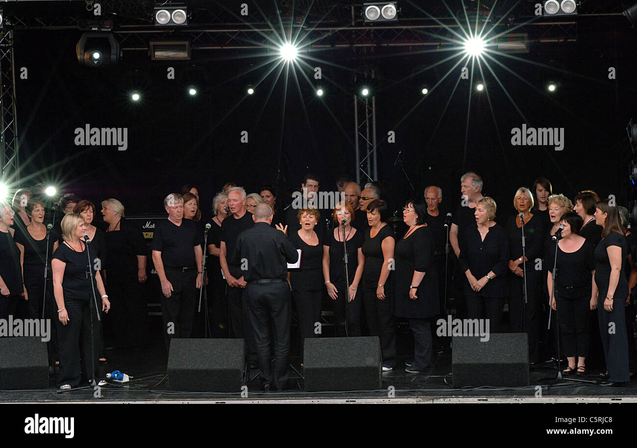 Coro cantando in un festival di musica. Foto Stock