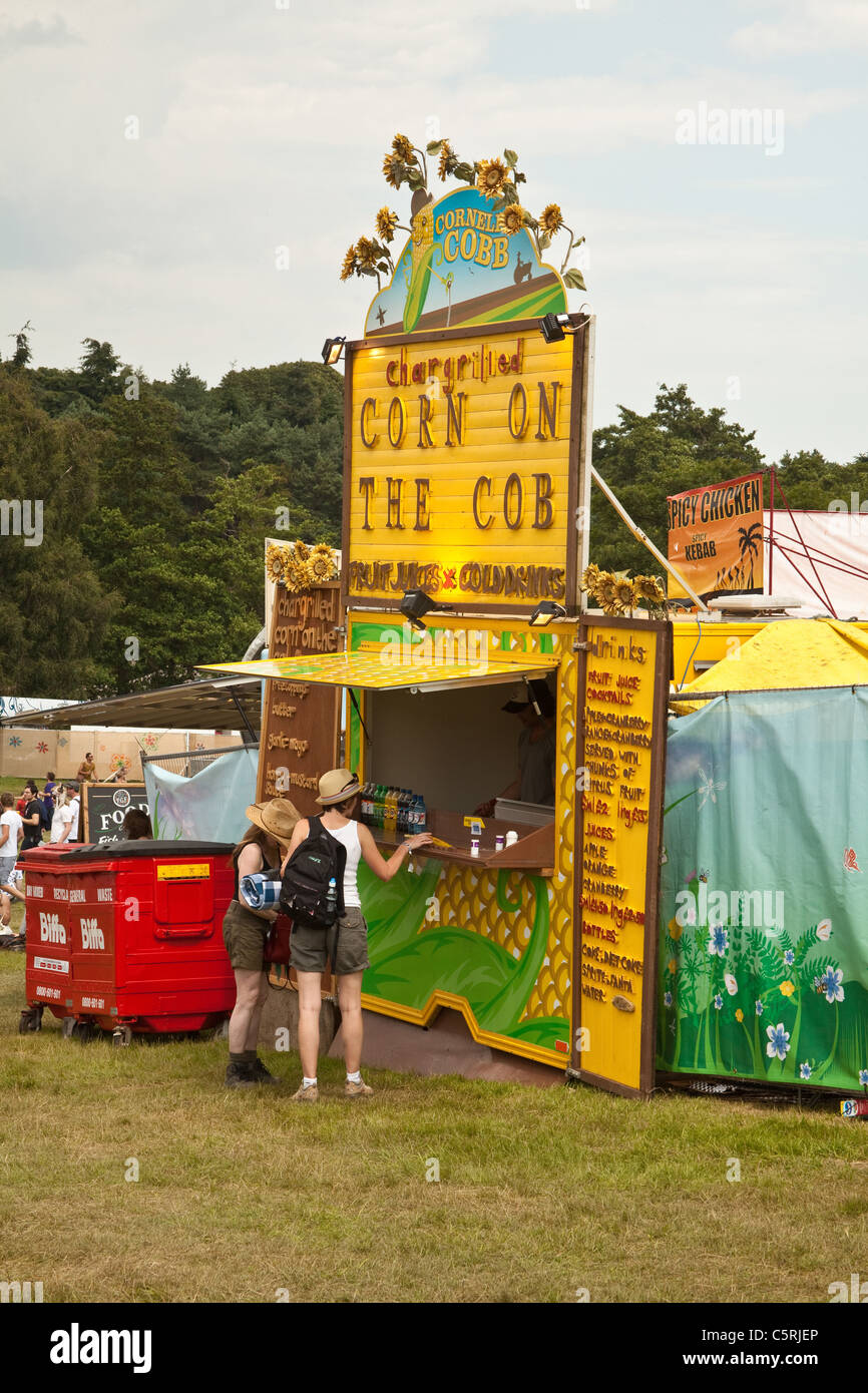 Sulla pannocchia di mais alimentare, di stallo Latitude Festival 2011, Henham Park, Suffolk, Inghilterra.R.U. Foto Stock