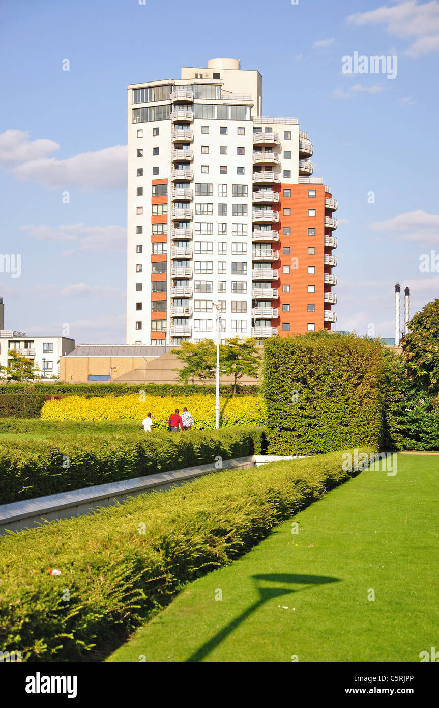 Thames Barrier Park e il Tradewinds Tower, Silvertown, West Ham, London Borough of Newham, Greater London, England, Regno Unito Foto Stock