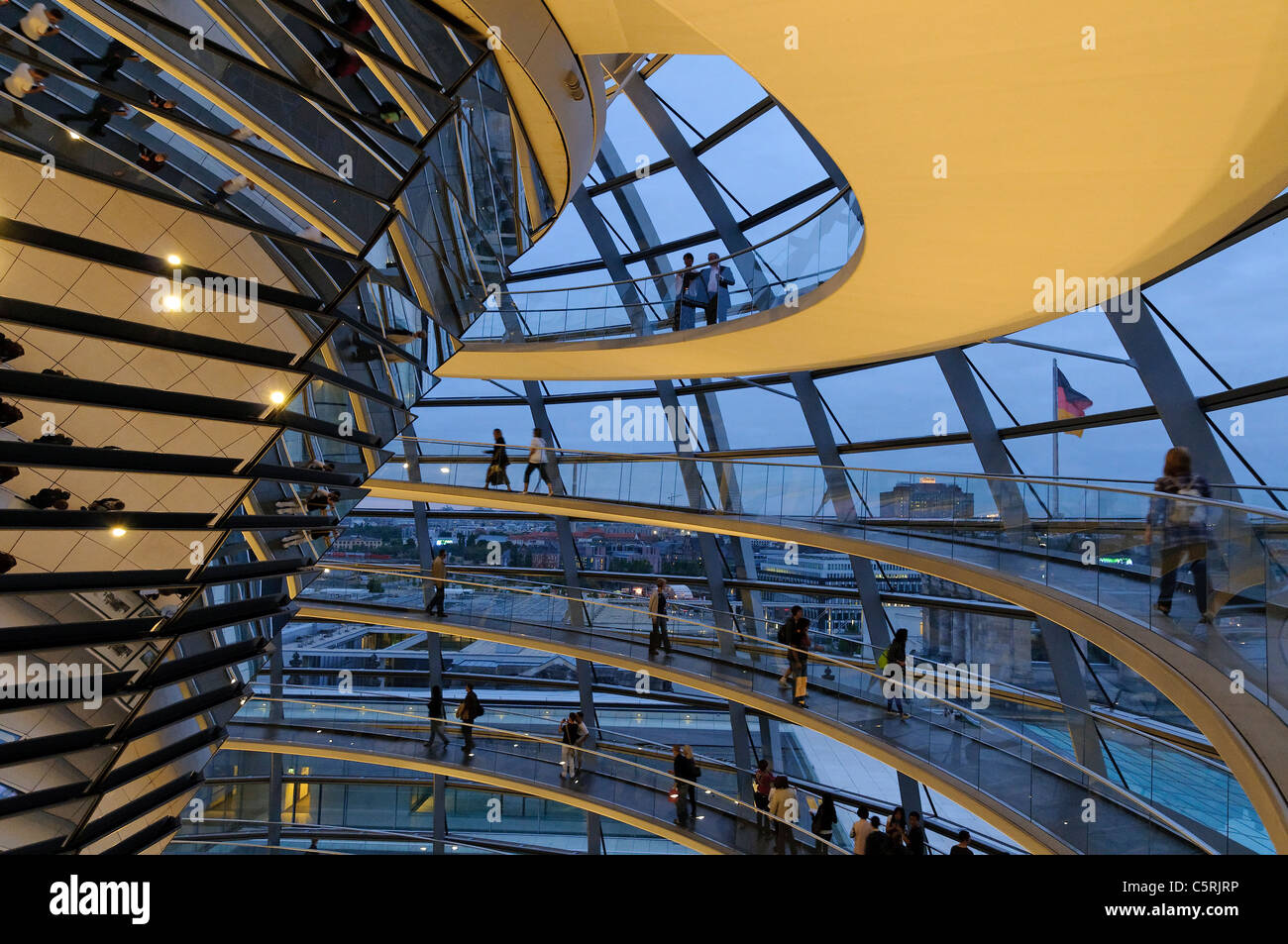 Cupola del parlamento Reichstag di sera, Regierungsviertel distretto governativo di Berlino, Germania, Europa Foto Stock