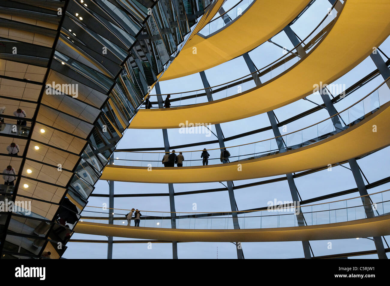 Cupola del parlamento Reichstag di sera, Regierungsviertel distretto governativo di Berlino, Germania, Europa Foto Stock