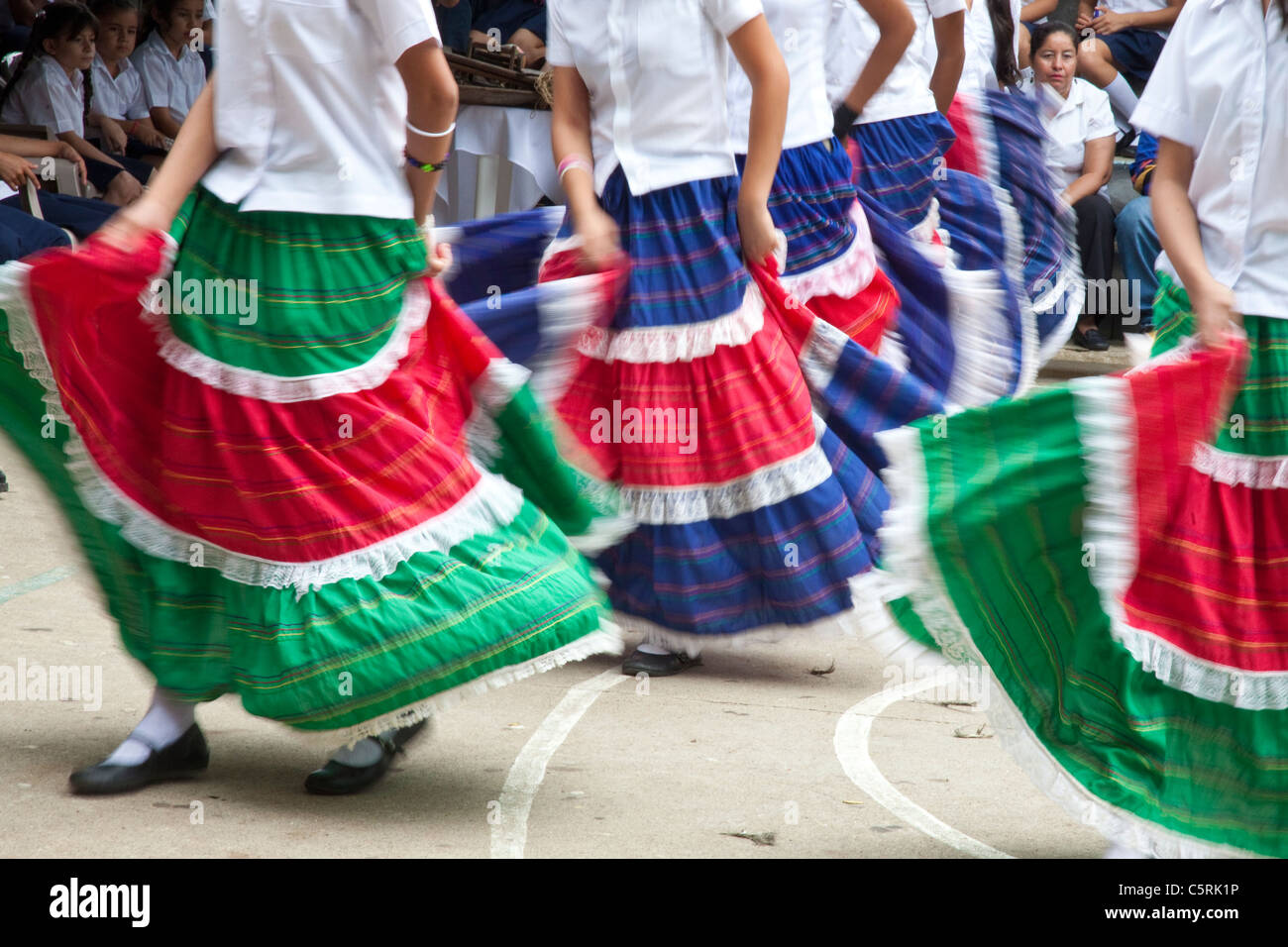 Ragazze che ballano una danza tradizionale, Comalapa, Chalatenango, El Salvador Foto Stock