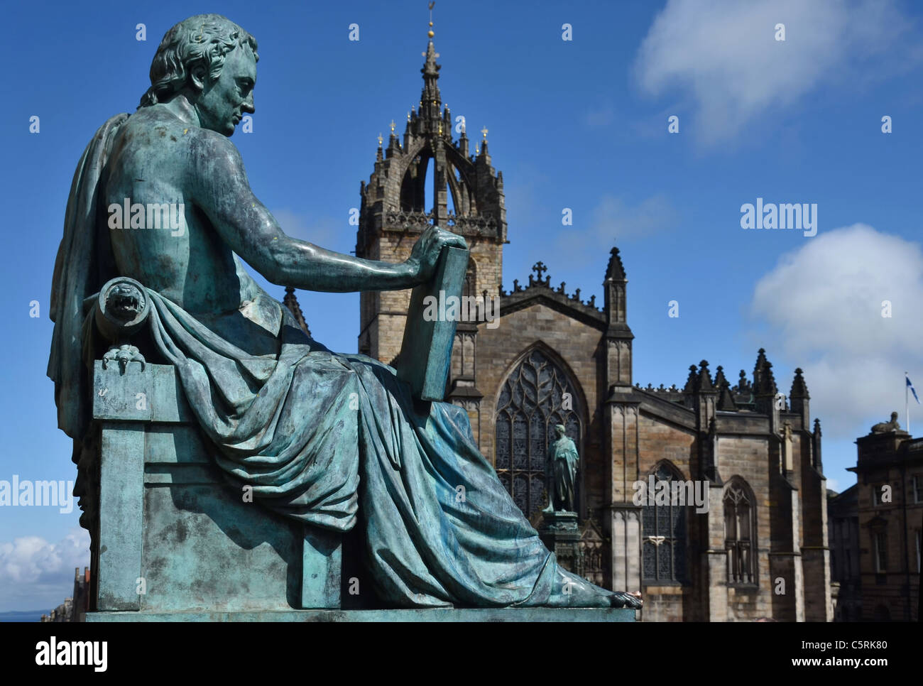 La statua del David Hume dallo scultore Alexander Stoddart sul Royal Mile di Edimburgo con la Cattedrale di St Giles in background. Foto Stock