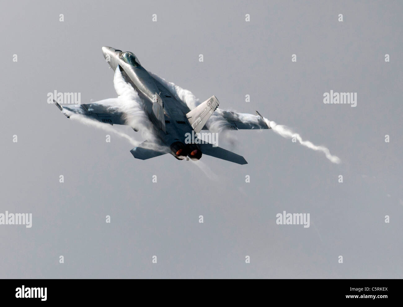 F/A-18E Super Hornet manovre di rompere la barriera del suono F18 F-18 Foto Stock