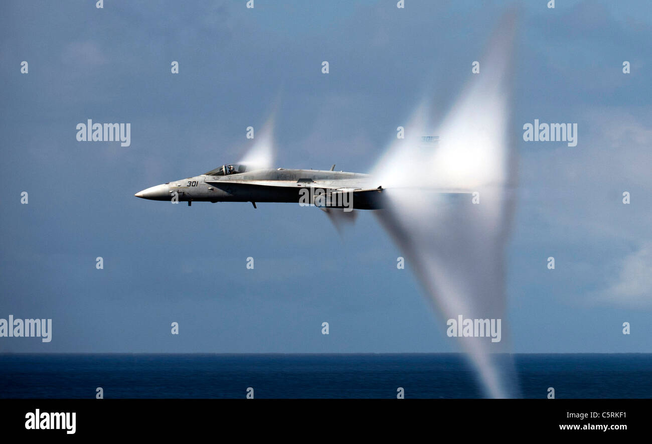 F/A-18E Super Hornet manovre di rompere la barriera del suono F18 F-18 Foto Stock