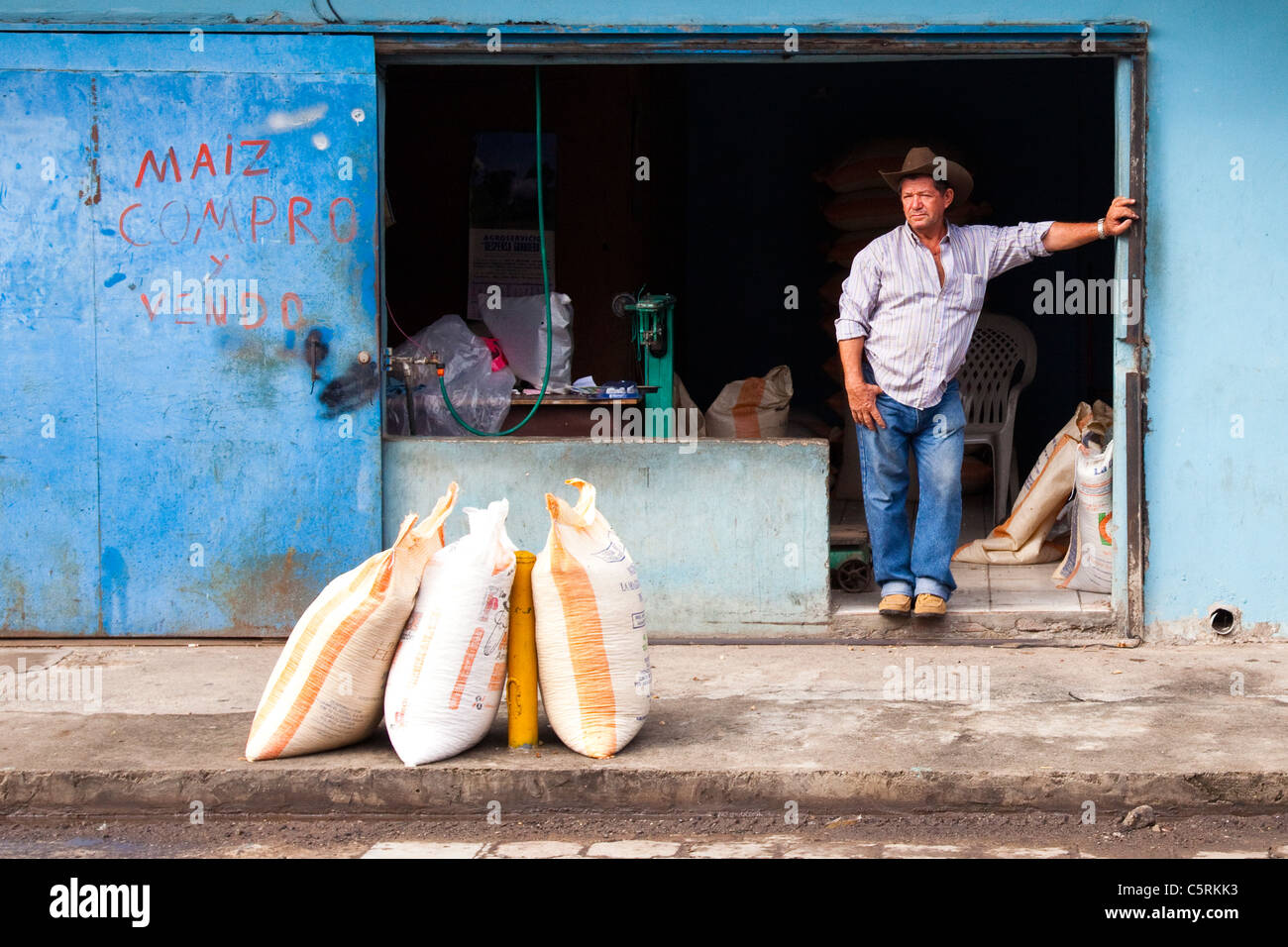 L'uomo vendita di sacchi di mais vicino a San Salvador El Salvador Foto Stock