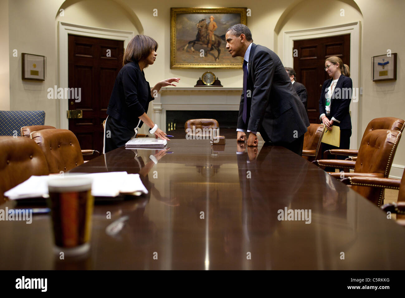 Il presidente Barack Obama parla con Melody Barnes, politica interna direttore del Consiglio Foto Stock