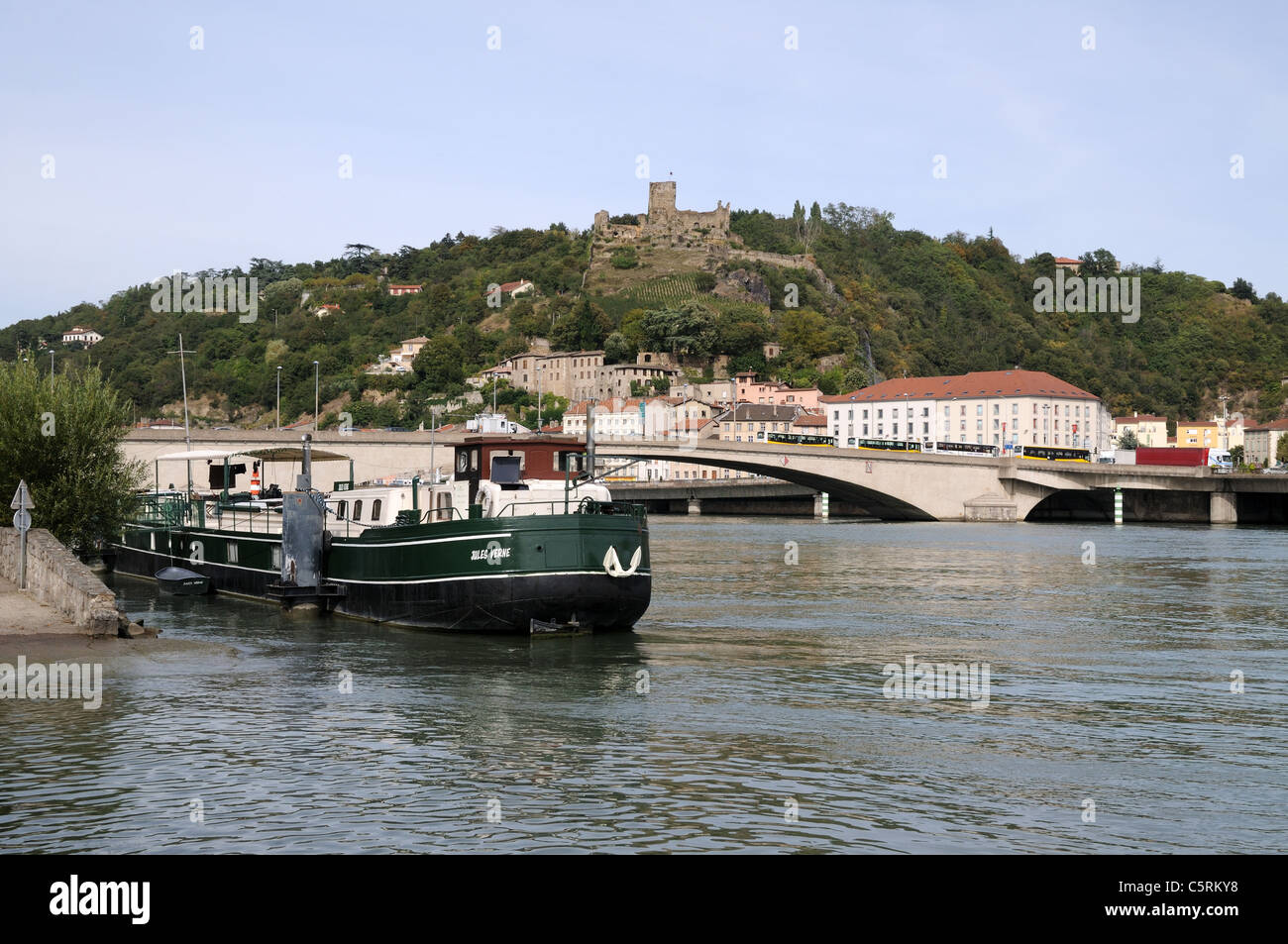 Grande Fiume chiatta per crociere sul Rodano a Vienne Francia con castello Chateau de la Batie sul Mont Salomon in background Foto Stock