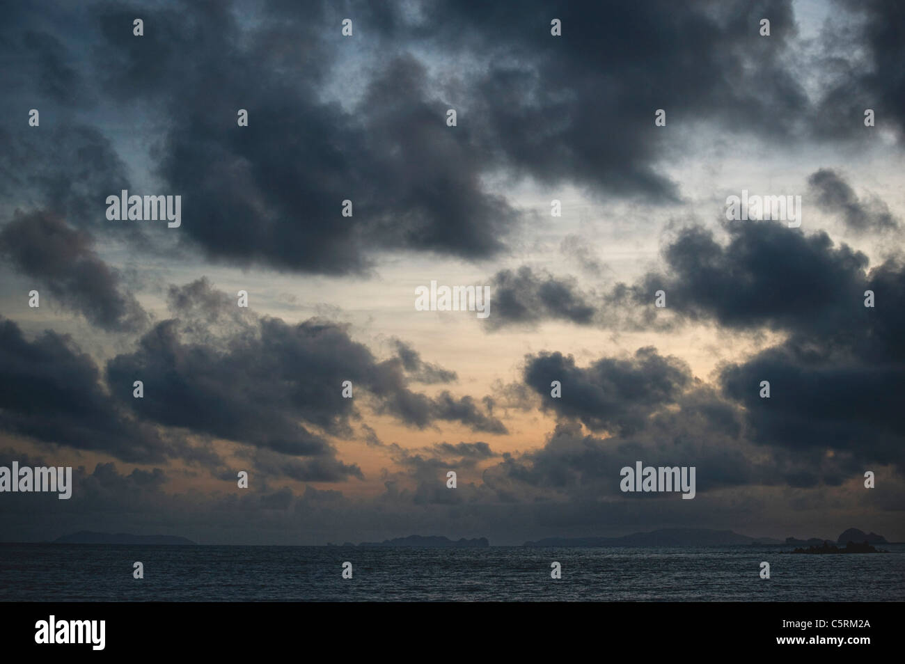 Cielo nuvoloso al tramonto durante la stagione dei monsoni Foto Stock