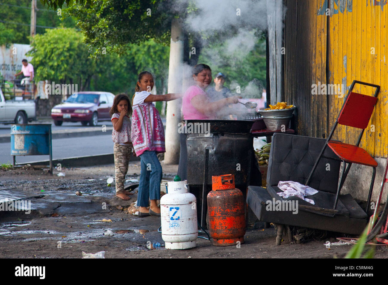 Il cibo a bordo strada in San Salvador El Salvador Foto Stock
