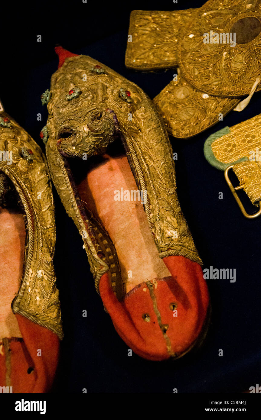 Sultan maldiviano è oro cucite pantofole, maschio, Maldive Foto Stock