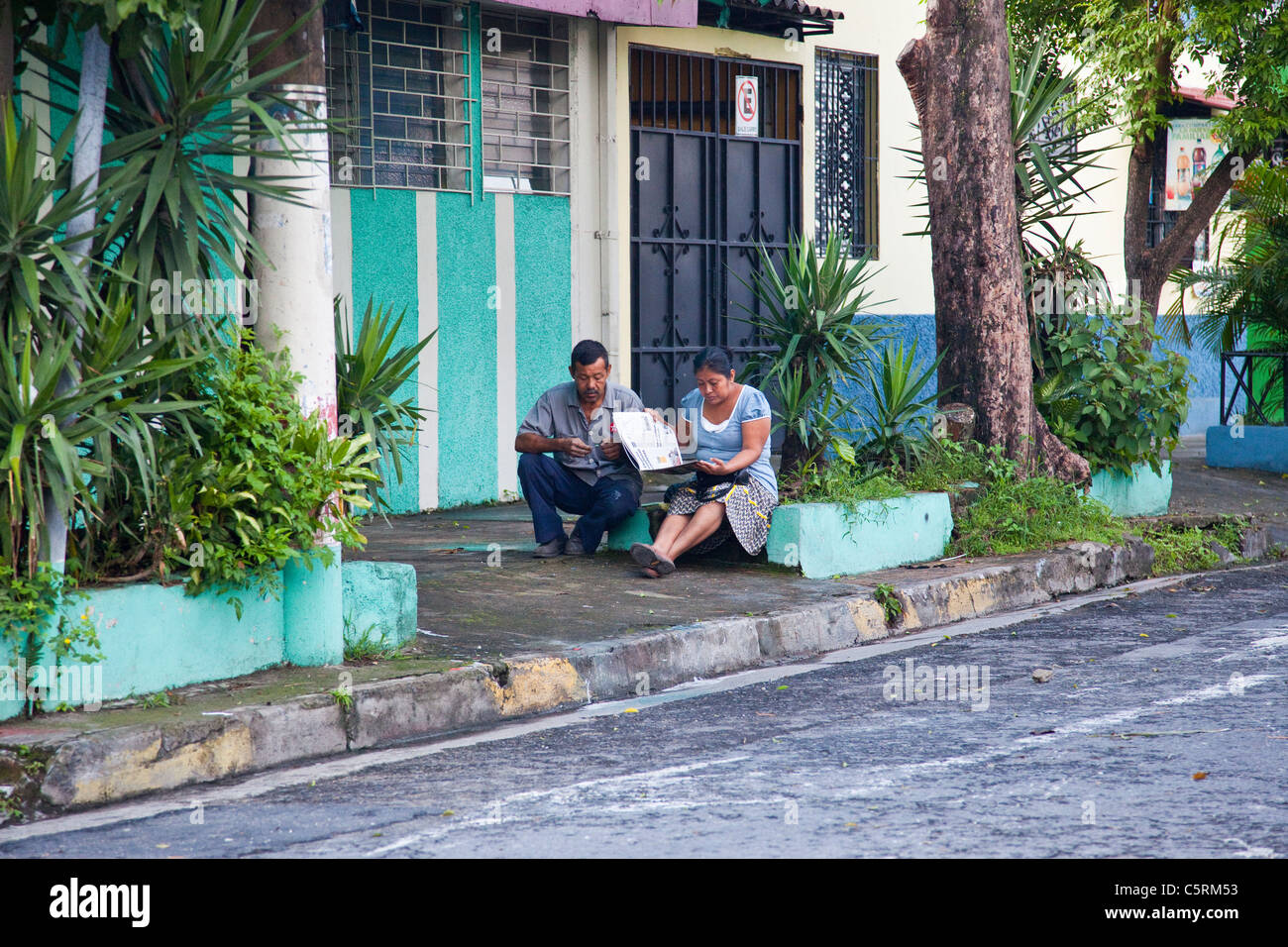 Donna leggendo un giornale in San Salvador El Salvador Foto Stock