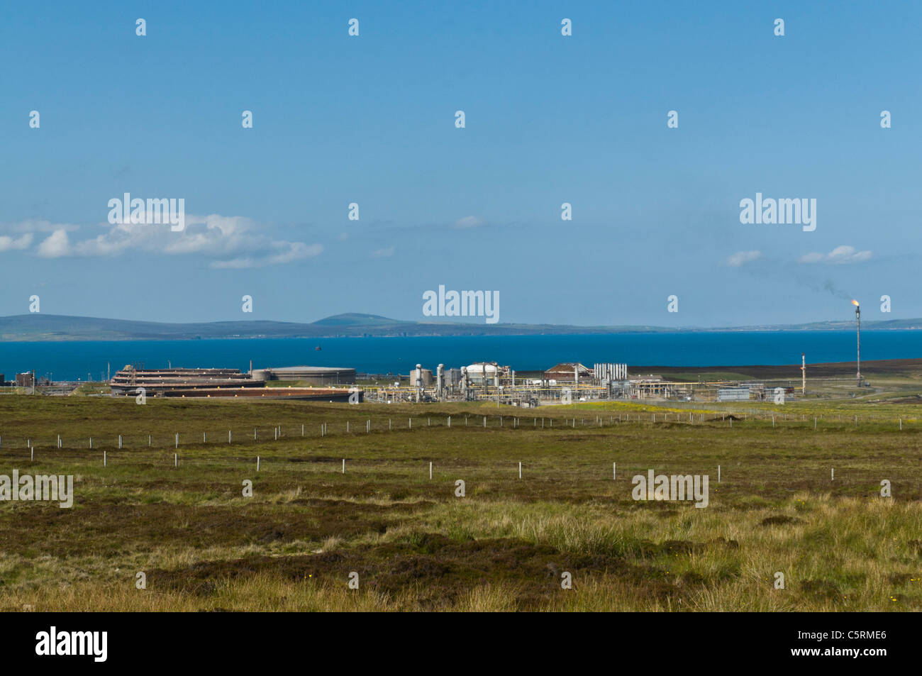 Dh Flotta terminale petrolifero FLOTTA Isole Orcadi Scozia serbatoi dell'olio e gas flare Foto Stock