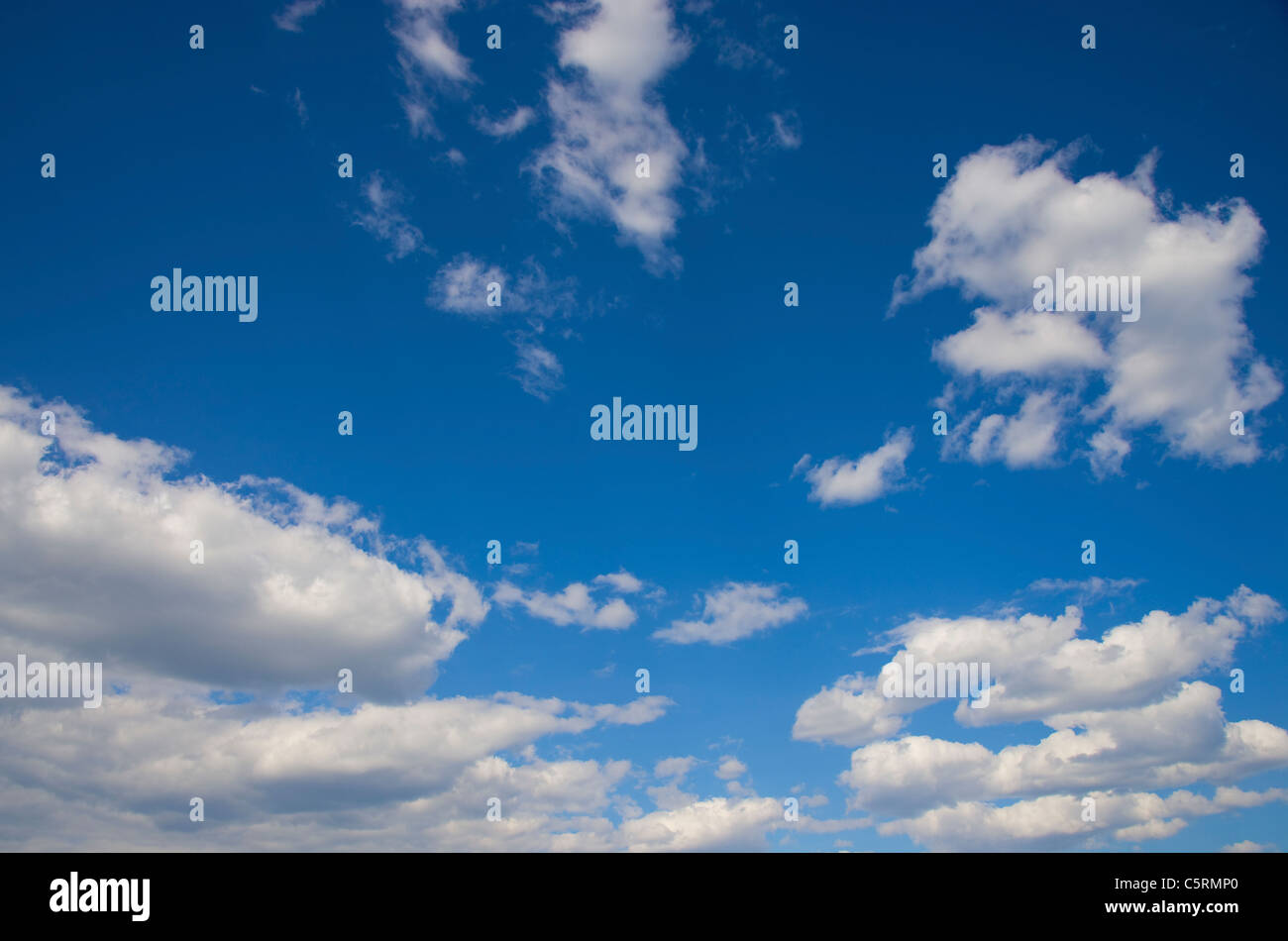 Un brillante blu cielo con puffy nuvole bianche Foto Stock