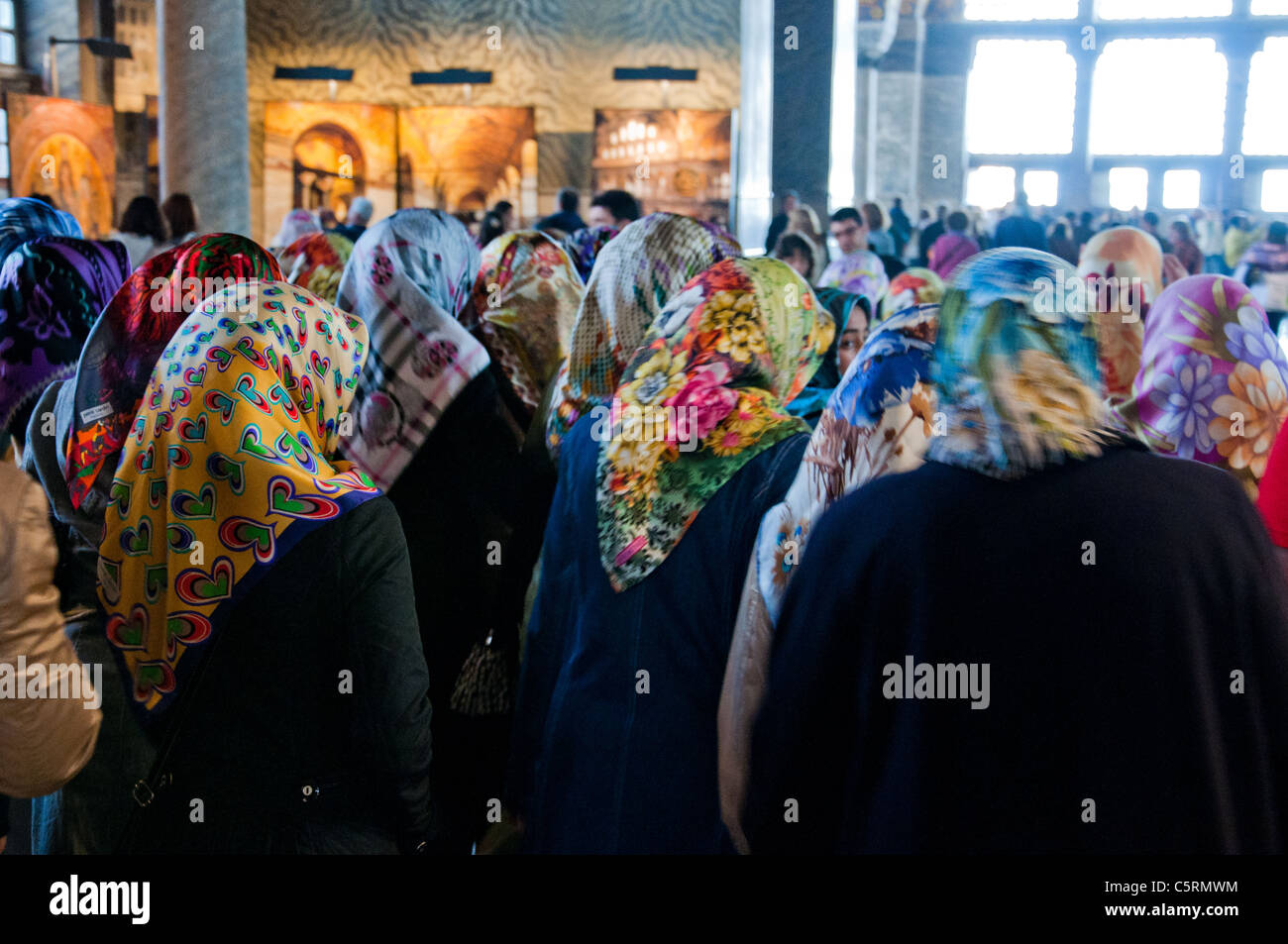 Giovani donne musulmane con headscarfs, Ayasofya (Hagia Sophia) cattedrale e moschea, Istanbul, Turchia Foto Stock