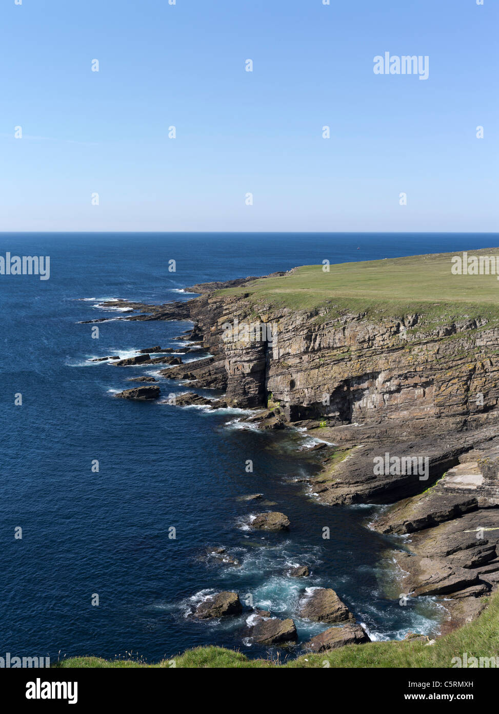 Dh SANDWICK ORKNEY Orkney continentale occidentale costa atlantica scogliera sul mare costa scogliere scozia coastal Foto Stock